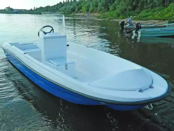 Стеклопластиковая лодка Пингвин с консолью (тримаран) в Магнитогорске
