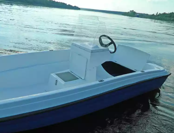 Стеклопластиковая лодка Пингвин с консолью (тримаран) в Магнитогорске