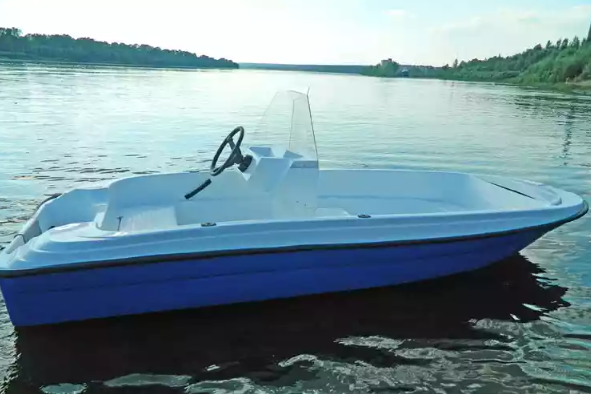 Стеклопластиковая лодка Пингвин с консолью (тримаран) в Магнитогорске