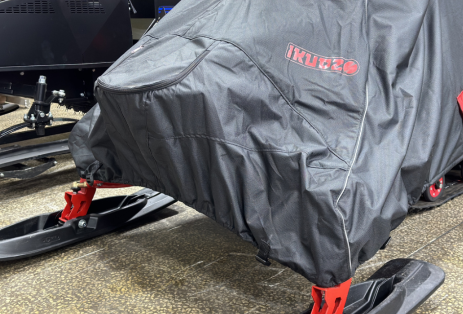 Чехол транспорт. снегохода IKUDZO HUNTER черно-красный Оксфорд ПРЕМИУМ качества с лого IKUDZO в Магнитогорске