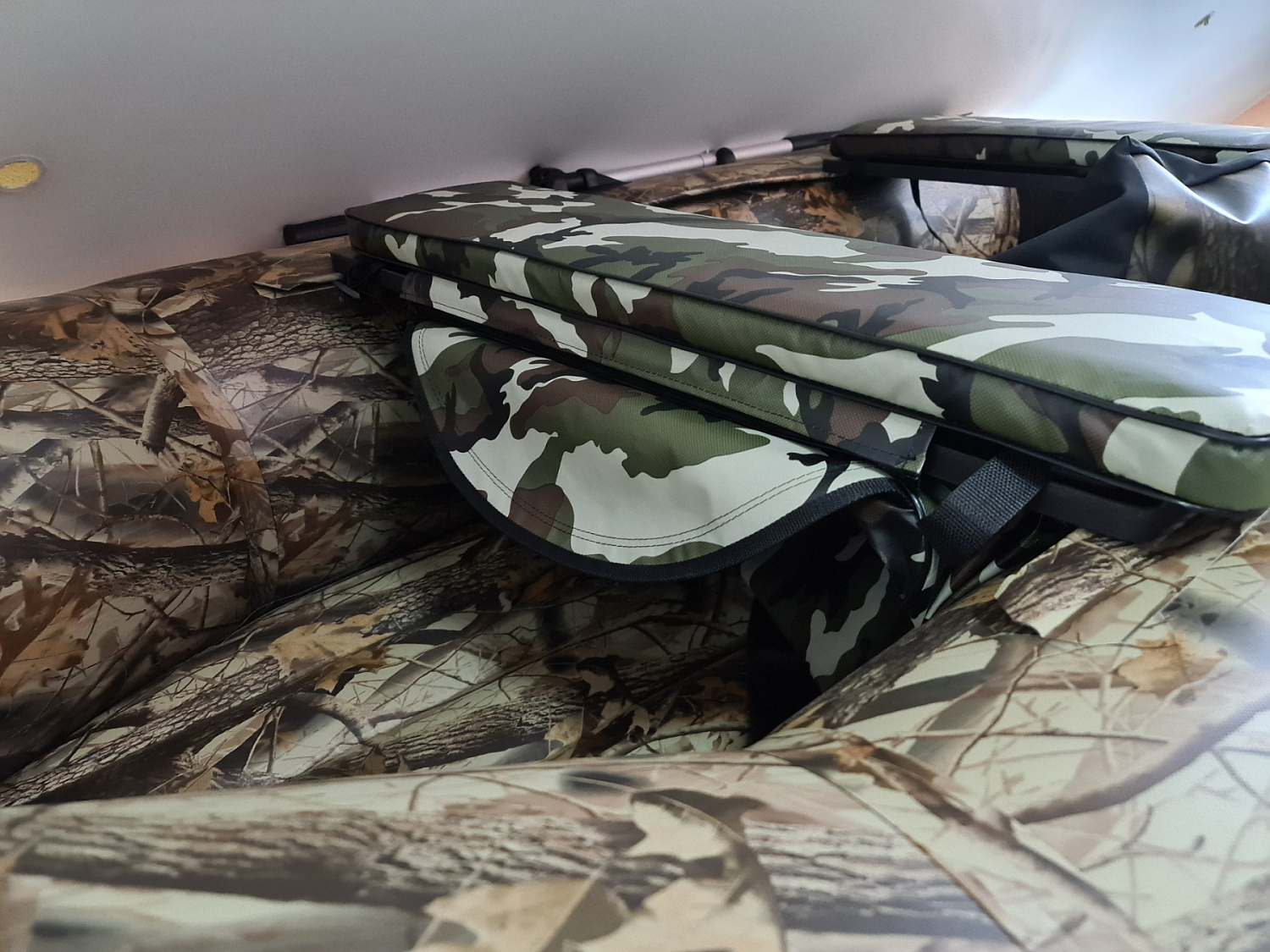 КОМПЛЕКТ МЯГКИХ НАКЛАДОК С СУМКОЙ ДЛЯ ЛОДОК 80Х20 КАМУФЛЯЖ в Магнитогорске